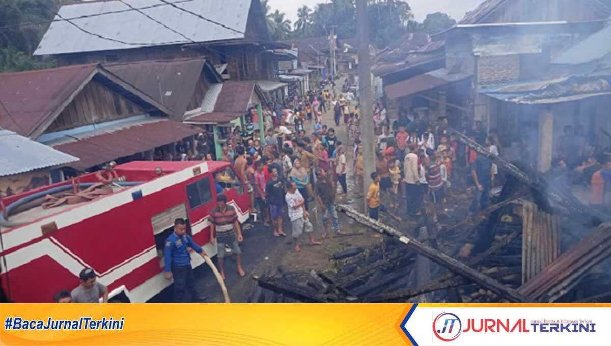 Petugas pemadam kebakaran dikerahkan memadamkan api yang membakar rumah nenek Saherah (70) di Kelurahan Selangit, Kecamatan Selangit, Kabupaten Musi Rawas (Mura), Senin (12/06/2023). (foto: dokumentasi pribadi/abk)