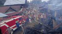 Petugas pemadam kebakaran dikerahkan memadamkan api yang membakar rumah nenek Saherah (70) di Kelurahan Selangit, Kecamatan Selangit, Kabupaten Musi Rawas (Mura), Senin (12/06/2023). (foto: dokumentasi pribadi/abk)