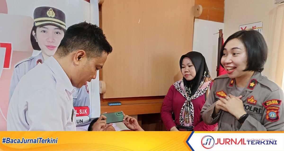 Wakapolres Karimun Kompol Petra C K Tumengkol menghibur salah satu anak yang dikhitan dalam kegiatan bulan bakti presisi Hari Bhayangkara ke-77 di Mapolsek Balai Karimun,, Rabu (14/6/2023). (JurnalTerkini.id/Janse)