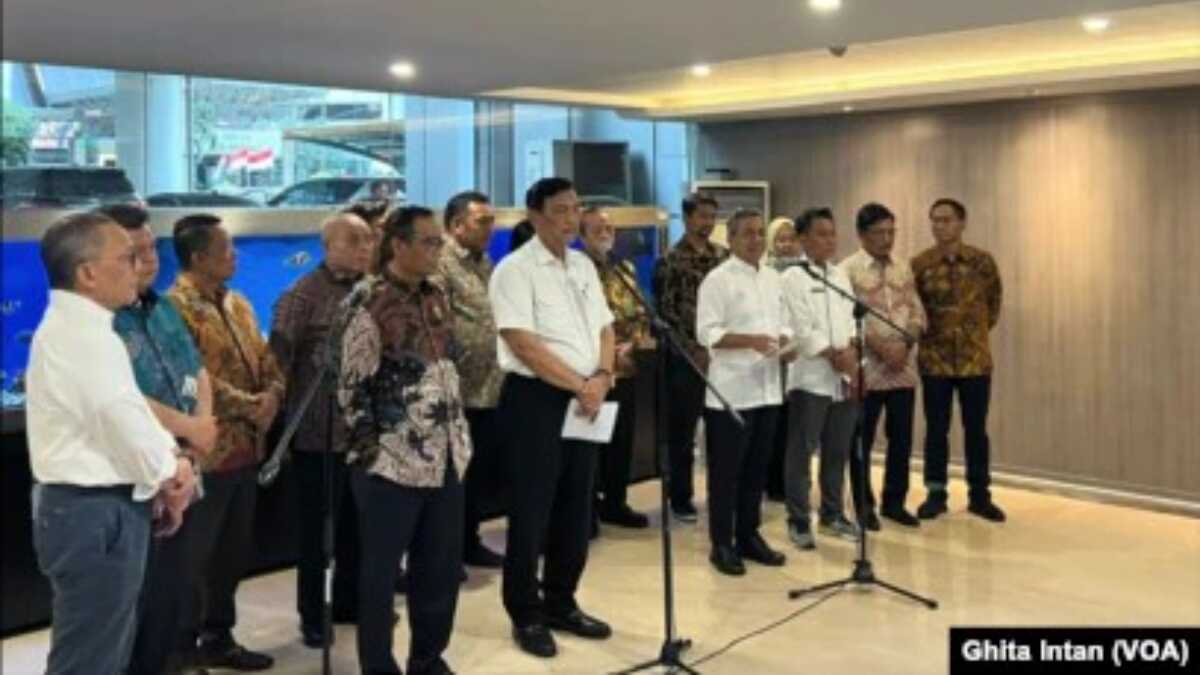 Luhut Luhut Binsar Pandjaitan menegaskan pemerintah akan menindak tegas para pelaku usaha di Industri kelapa sawit yang tidak taat aturan. (Foto: VOA/Ghita Intan)