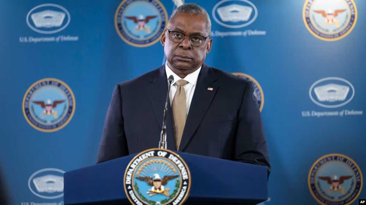 Menteri Pertahanan AS Lloyd Austin memberikan keterangan pers di Pentagon (foto: dok VOA).