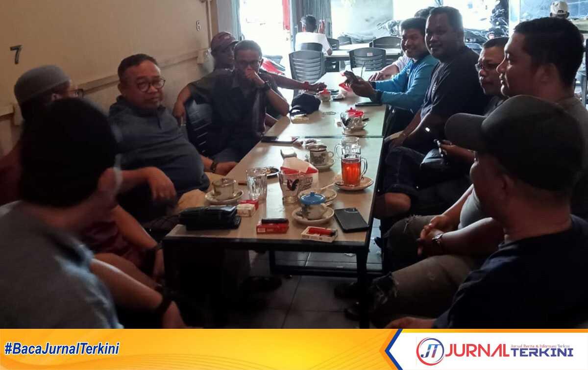 Sekda Karimun yang juga Ketua Lembaga Adat Melayu Karimun, Muhd Firmansyah berbual santai sambil minum kopi dengan sejumlah penikmat kopi di Kedai Kopi Ayam Jago, Sei Lakam, Tanjung Balai Karimun, Sabtu (3/6/2023) siang. (dokumentasi pribadi)