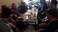 Sekda Karimun yang juga Ketua Lembaga Adat Melayu Karimun, Muhd Firmansyah berbual santai sambil minum kopi dengan sejumlah penikmat kopi di Kedai Kopi Ayam Jago, Sei Lakam, Tanjung Balai Karimun, Sabtu (3/6/2023) siang. (dokumentasi pribadi)