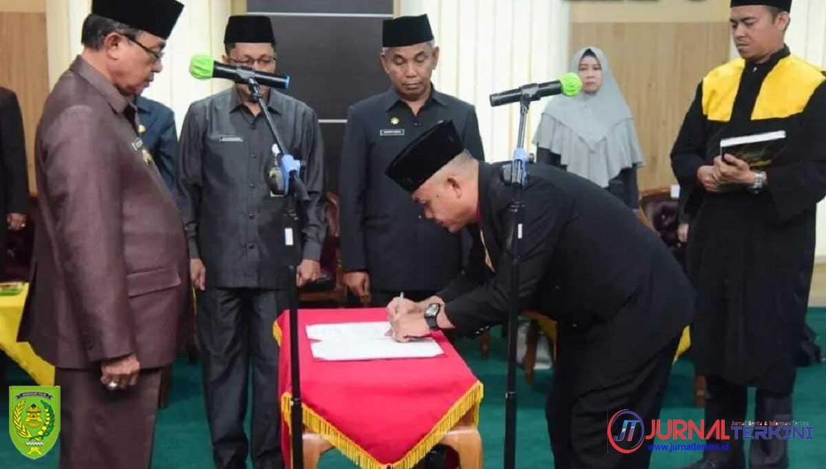 Pelantikan kadis pertambangan inhil Bupati Indragiri Hilir (Inhil), Drs. H. Muhammad Wardan, MP melantik dan mengambil sumpah/janji Martha Haryadi, SH., MH sebagai Kepala Dinas (Kadis) Perdagangan dan Perindustrian, Rabu (8/3/2023). (Diskominfo Inhil)