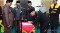 Pelantikan kadis pertambangan inhil Bupati Indragiri Hilir (Inhil), Drs. H. Muhammad Wardan, MP melantik dan mengambil sumpah/janji Martha Haryadi, SH., MH sebagai Kepala Dinas (Kadis) Perdagangan dan Perindustrian, Rabu (8/3/2023). (Diskominfo Inhil)