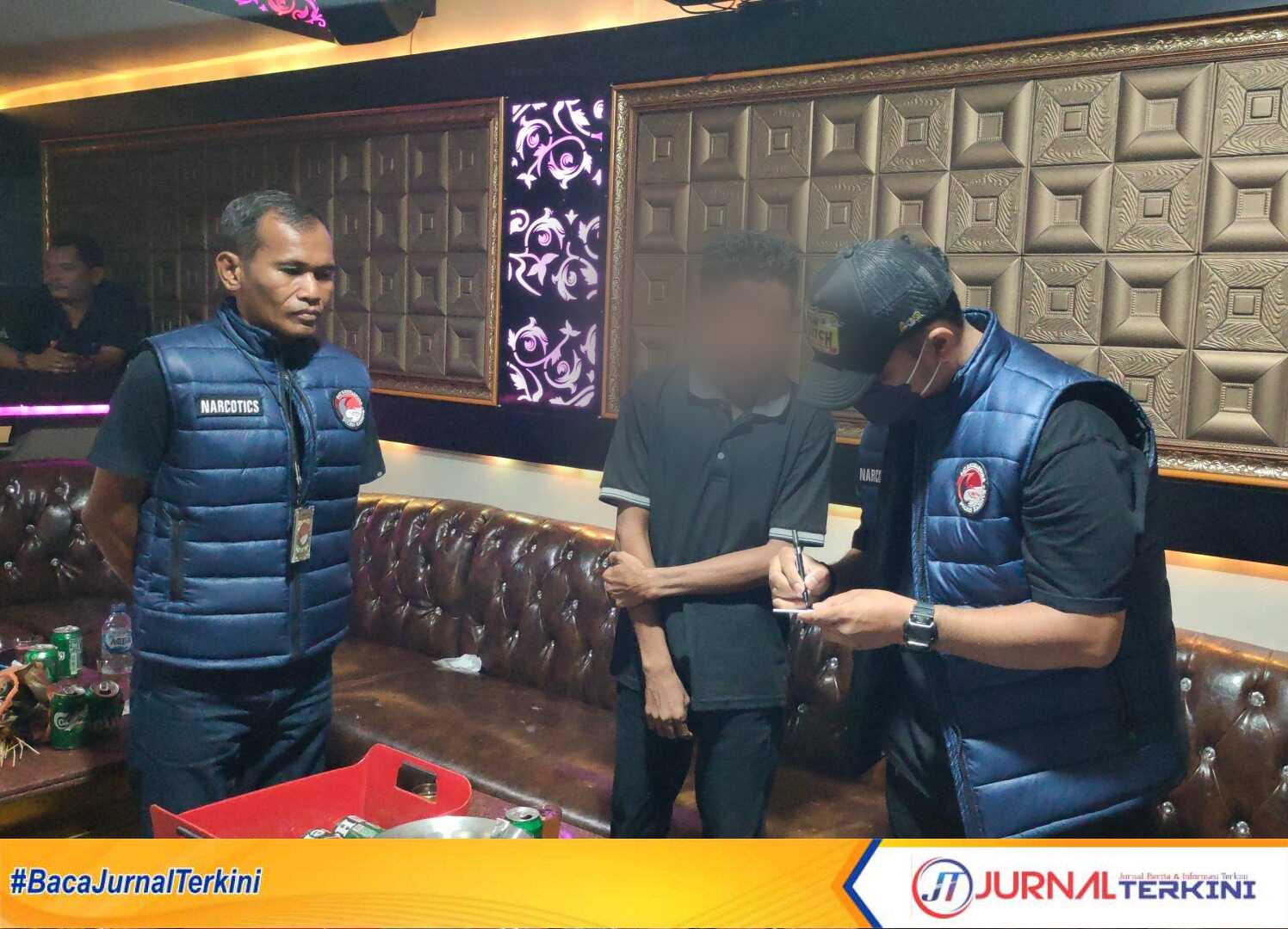 Aparat kepolisian melakukan tes urine terhadap pengunjung tempat hiburan malam Satria Executive Club dalam razia narkoba yang digelar Polres Karimun, Senin (19/6/2023) malam. (JurnalTerkini.id/Yogi)