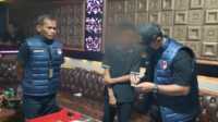 Aparat kepolisian melakukan tes urine terhadap pengunjung tempat hiburan malam Satria Executive Club dalam razia narkoba yang digelar Polres Karimun, Senin (19/6/2023) malam. (JurnalTerkini.id/Yogi)