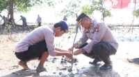 Polairud Polres karimun tanam mangrove Kabag Ops Polres Karimun Kompol Shallahuddin (kanan) dan Kasat Polairud Iptu Dodi Basyir menanam bibit mangrove dalam rangka menyambut Hari Bhayangkara ke-77 di Coastal Area, Tanjung Balai Karimun, Jumat (9/6/2023). (Dok. Humas Polres Karimun)