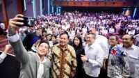 Prabowo Subianto melayani permintaan foto bersama seusai menjadi pembicara dalam MNC Forum LXX di Jakarta, Selasa (30/5/2023). (Tim Media Prabowo Subianto)