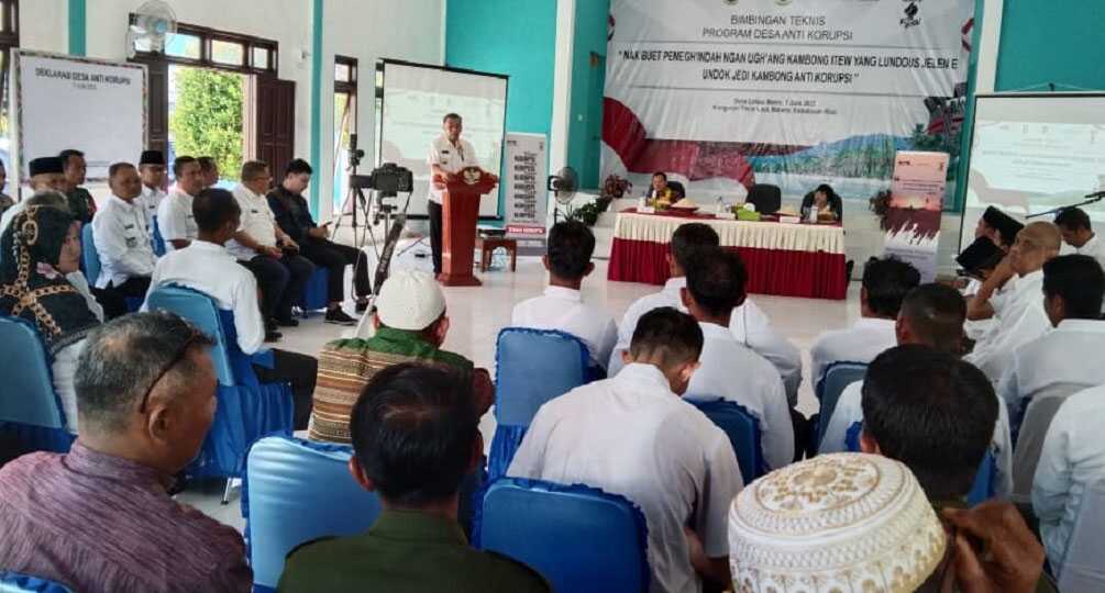 Bupati Natuna, Wan Siswandi saat menghadiri Bimtek Program Desa Anti Korupsi di Desa Limau Manis, Rabu (7/6/2023). (foto Diskominfo Natuna)