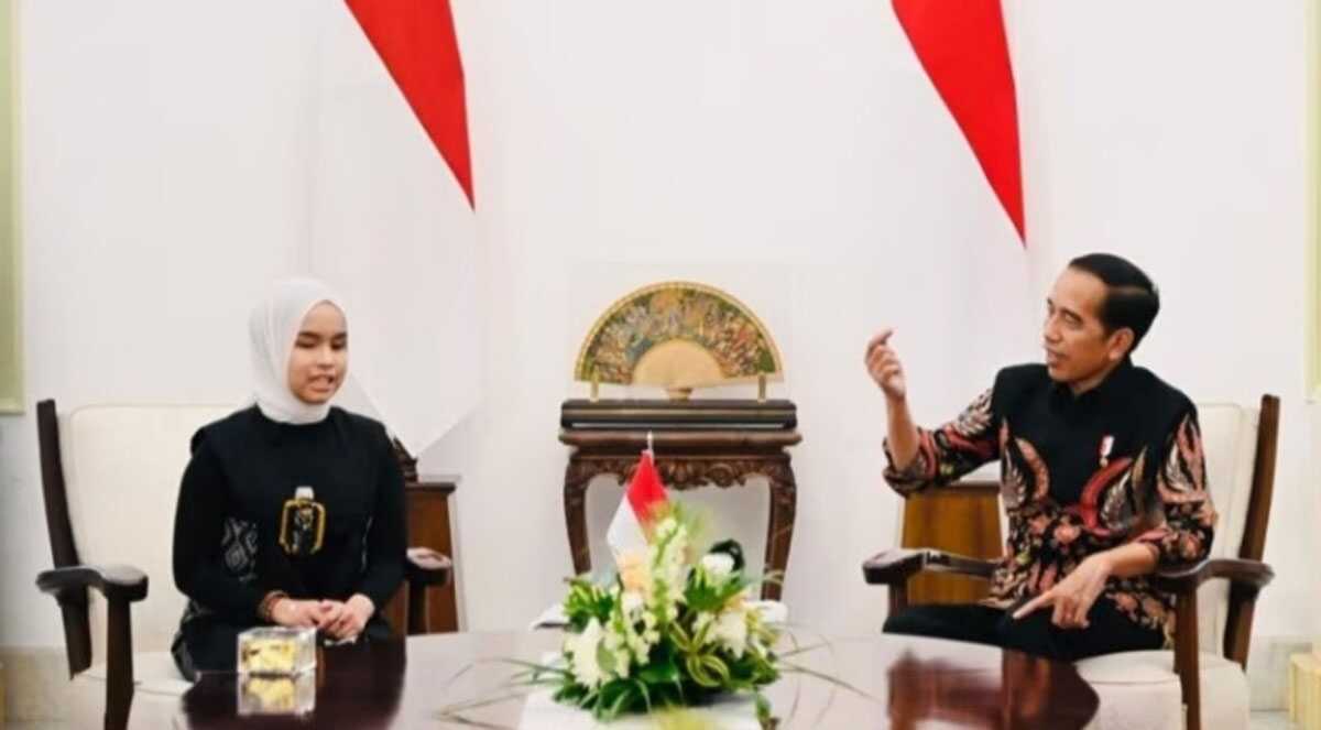 Presiden Joko Widodo menerima Putri Ariani, penyanyi asal Indonesia yang meraih golden buzzer America’s Got Talent (AGT) 2023 di Istana Merdeka, Jakarta, pada Rabu, 14 Juni 2023. (BPMI Setpres/Laily Rachev)