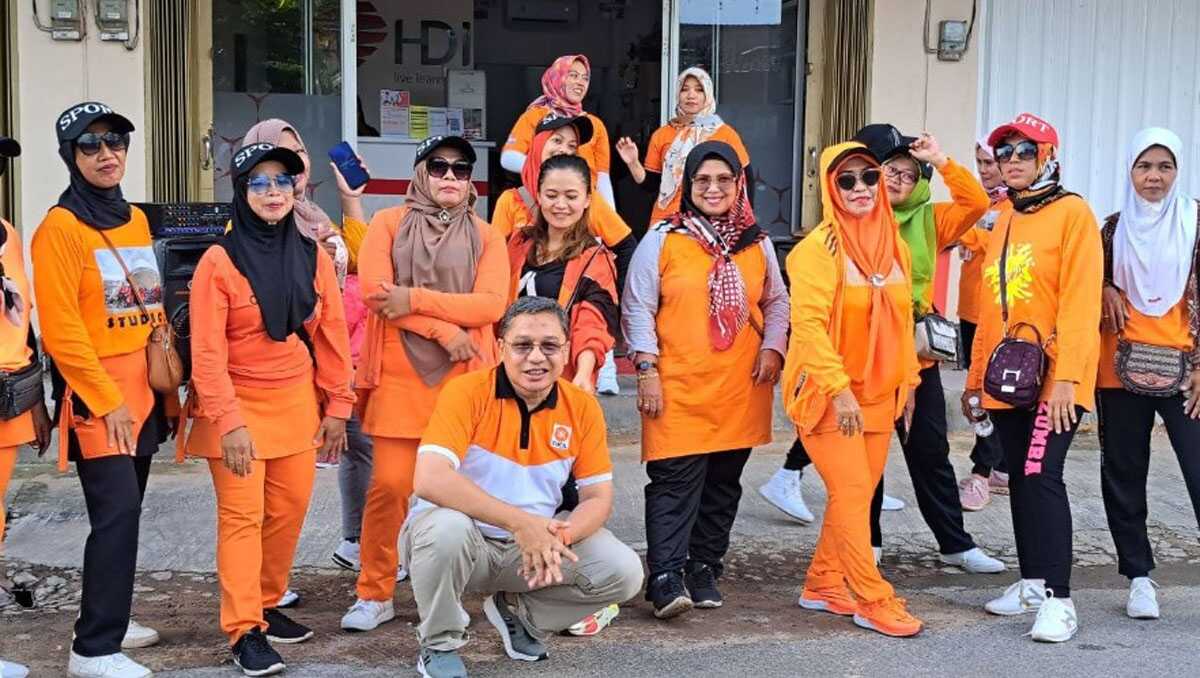 Raden Harry Tjahjono Raden Hari Tjahyono bersama ibu-ibu dalam satu kesempatan di Batam. (kepri.siberindo.co(