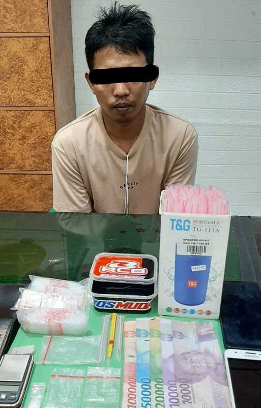 RH alias Mel, tersangka pengedar sabu-sabu berikut barang bukti setelah diamankan di Mapolsek Simpang Empat, Kamis (22/6/2023). (dokumentasi pribadi)