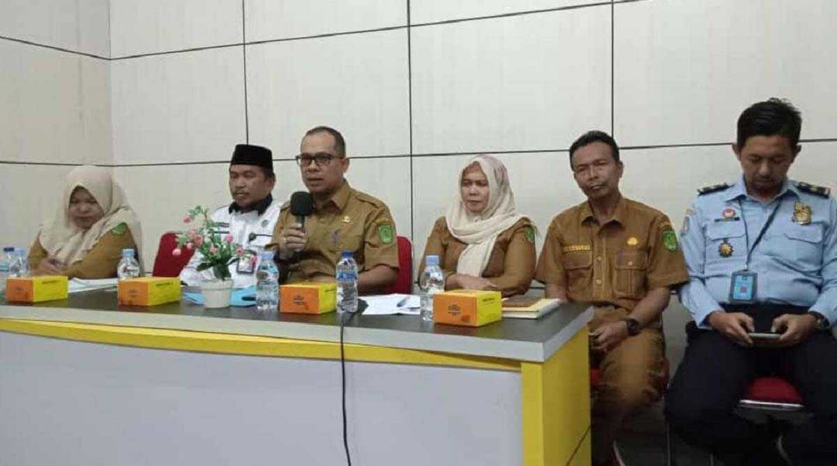 Kepala Dinas Komunikasi dan Informatika Persandian dan Statistik (Diskominfo Pres) Inhil, Trio Beni Putra dalam Forum Bicara Ilmiah yang dilangsungkan di Aula Diskominfopers, Jalan Akasia No. 2 Tembilahan, Selasa (27/06/2023). (JurnalTerkini.id/abdullah)