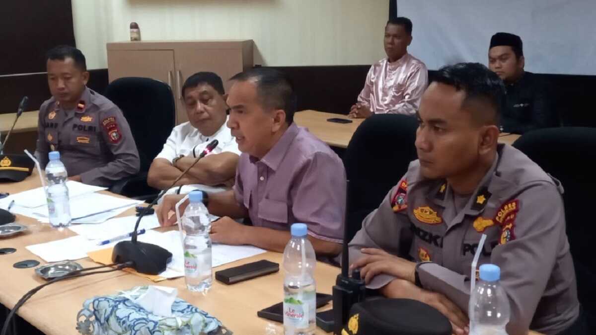 audiensi DPRD inhil soal jembatan sungai piring Ketua DPRD Inhil Ferryandi memimpin audiensi dengan mahasiswa yang berdemonstrasi terkait Jembatan Sungai Piring, Rabu (7/6/2023) di Gedung DPRD setempat. (JurnalTerkini.id/abdullah)