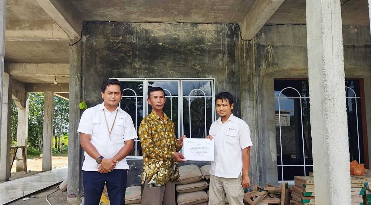 bantuan masjid dari timah Koordinator PPM PT Timah Tbk Unit Produksi Kundur Eka Budhy Susanto menyerahkan bantuan pembangunan Surau Baitul Ana kepada Ketua Pelaksana Pembangunan, Parmin pada Senin (19/6/2023). (Dok. PT Timah Tbk)