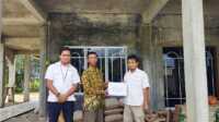 bantuan masjid dari timah Koordinator PPM PT Timah Tbk Unit Produksi Kundur Eka Budhy Susanto menyerahkan bantuan pembangunan Surau Baitul Ana kepada Ketua Pelaksana Pembangunan, Parmin pada Senin (19/6/2023). (Dok. PT Timah Tbk)