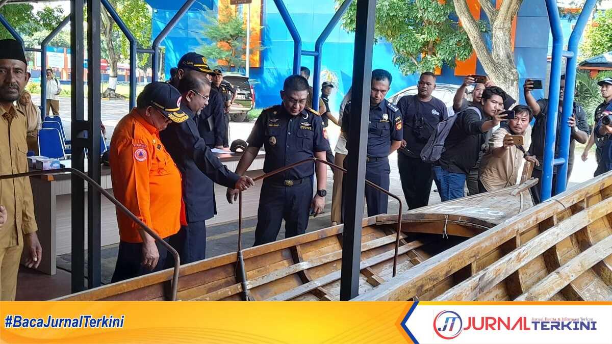 Bupati Karimun Aunur Rafiq bersama Sekda HM Firmansyah dan Kakanwil DJBC Khusus Kepri Priyono Triatmojo meninjau dua unit speed boat yang dihibahkan kepada Pemkab Karimun di Kanwil BC Kepri, Meral, Karimun, Selasa (20/6/2023). (JurnalTerkini.id/Jansen M Silalahi)