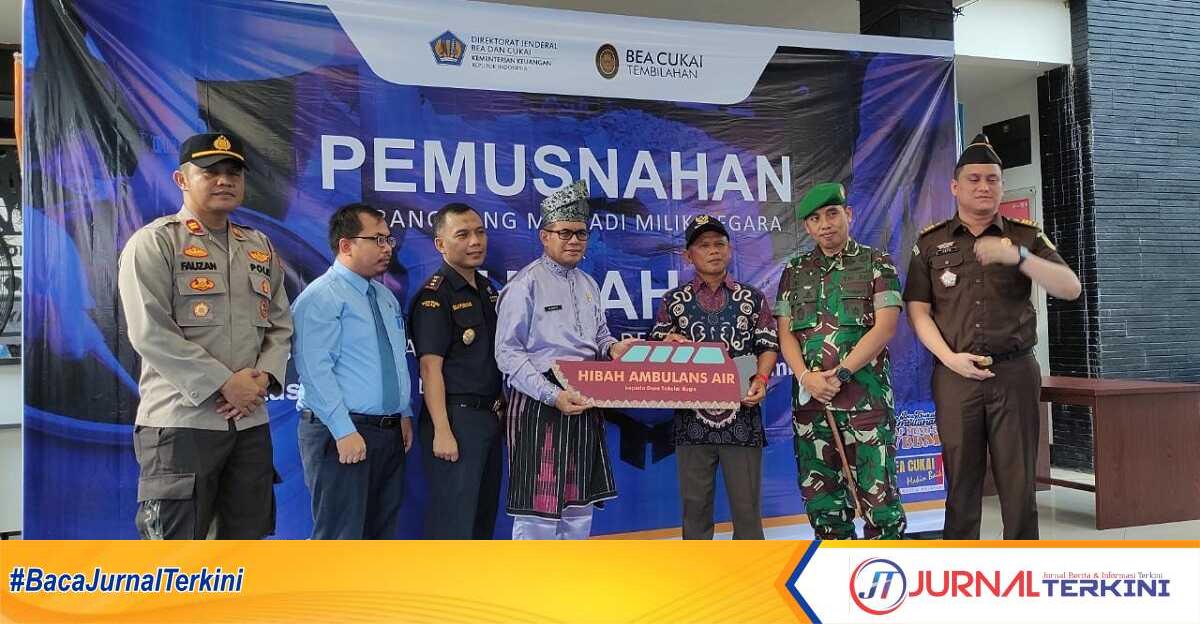 bc tembilahan hibahkan speedboat untuk desa tekulai bugis Kepala KPBBC TMP C Tembilahan Eka Purnama Putra secara simbolis menyerahkan hibah speed boat ambulans air kepada perwakilan masyarakat Desa Tekulai Bugis, di Kantor BC Tembilahan, Kamis (15/6/2023). (JurnalTerkini.id/Abdullah)