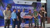 Kepala KPBBC TMP C Tembilahan Eka Purnama Putra secara simbolis menyerahkan hibah speed boat ambulans air kepada perwakilan masyarakat Desa Tekulai Bugis, di Kantor BC Tembilahan, Kamis (15/6/2023). (JurnalTerkini.id/Abdullah)