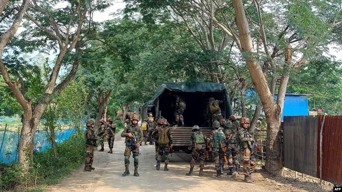 bentrokan antaretnis di india Personel Angkatan Darat India dan Assam Rifles dalam operasi pencarian senjata ilegal di desa Waroching di distrik Kangpokpi, 24 kilometer dari Imphal, 3 Juni 2023, menyusul kekerasan etnis yang sedang berlangsung di negara bagian Manipur timur laut India. (AFP)
