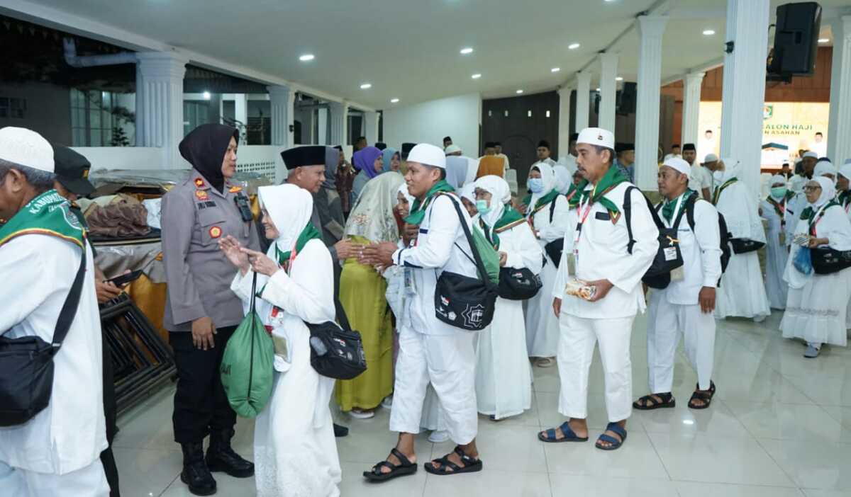 bupati Asahan lepas jamaah calon haji Bupati Asahan H. Surya bersama Forkopimda melepas 34 Jamaah Calon Haji tahap III di Pendopo Rumah Dinas Bupati, Kamis (15/06/2023). (Dokumentasi pribadi)