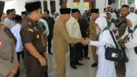 bupati asahan lepas jamaah calon haji Bupati Asahan H Surya melepas Jamaah Calon Haji tahap II di pendopo rumah dinasnya, Senin (5/6/2023). (foto istimewa)