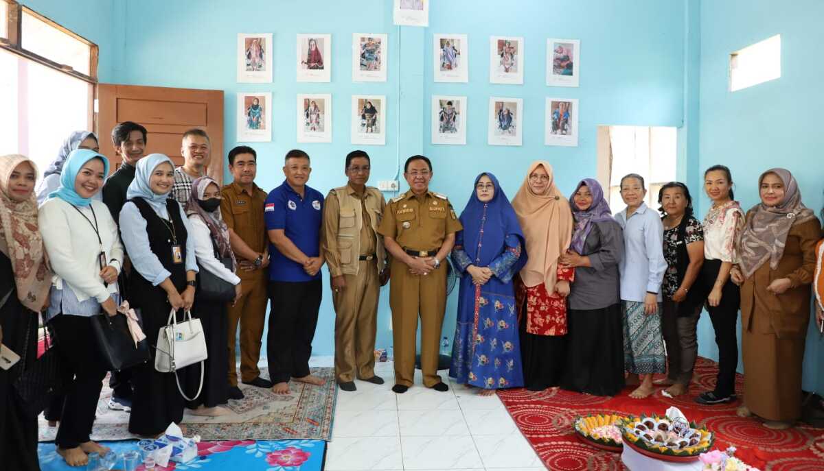 Bupati Indragiri Hilir HM. Wardan berfoto bersama sejumlah pejabat usai peresmian Panti Pondok Bhakti Lansia yang disejalankan dengan pemeriksaan kesehatan gratis oleh Puskesmas Tembilahan Kota dan RS. 3M di Jalan. Pekan Arba, Gg. Palila Tembilahan, Selasa (20/06/2023). (Diskominfo Inhil)