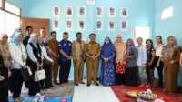 bupati inhil resmikan panti lansia Bupati Indragiri Hilir HM. Wardan berfoto bersama sejumlah pejabat usai peresmian Panti Pondok Bhakti Lansia yang disejalankan dengan pemeriksaan kesehatan gratis oleh Puskesmas Tembilahan Kota dan RS. 3M di Jalan. Pekan Arba, Gg. Palila Tembilahan, Selasa (20/06/2023). (Diskominfo Inhil)