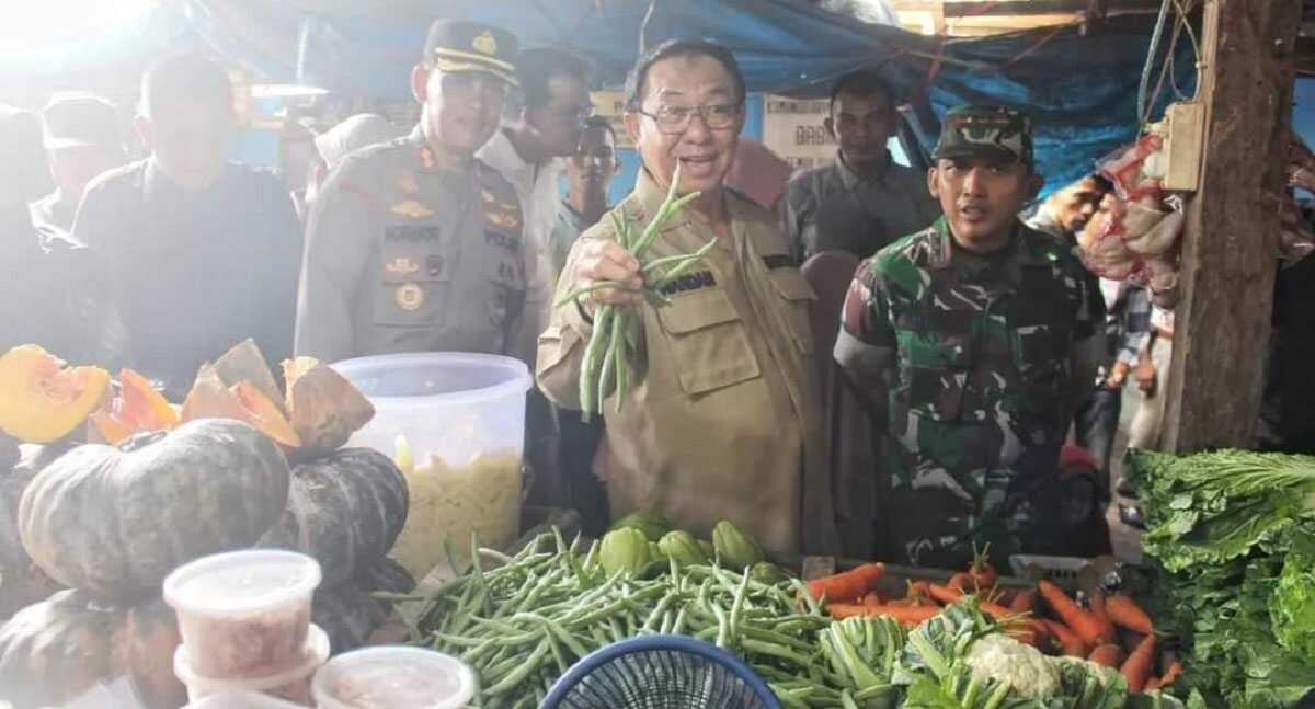 bupati inhil tinjau sembako Bupati Inhil HM Wardan bersama Forkopimda meninjau harga kebutuhan pokok jelang Ramadhan di Pasar Selodang Kelapa, Rabu (22/3/2023). (Diskominfo Inhil)