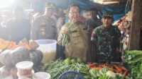 bupati inhil tinjau sembako Bupati Inhil HM Wardan bersama Forkopimda meninjau harga kebutuhan pokok jelang Ramadhan di Pasar Selodang Kelapa, Rabu (22/3/2023). (Diskominfo Inhil)