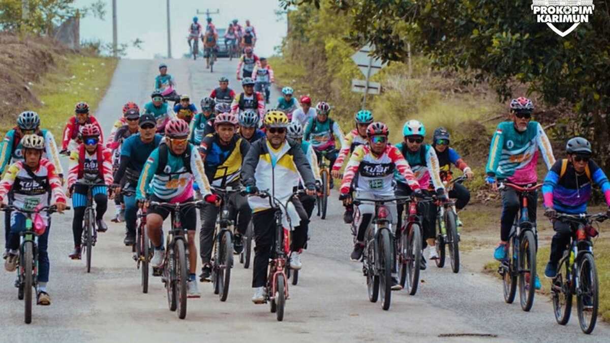 Bupati Karimun Aunur Rafiq bersama komunitas pesepeda dalam kegiatan Gowes Bersepeda di Pulau Kundur, Minggu (5/6/2023). (dok. Propokopim Karimun)
