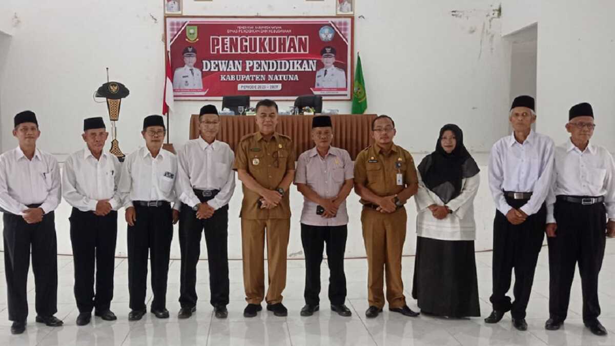 Foto bersama usai pengukuhan. (foto/ist)