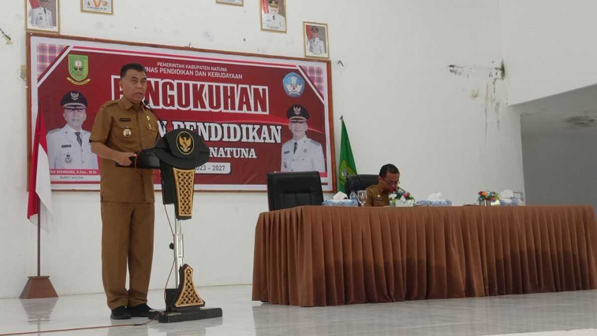 Bupati Natuna, Wan Siswandi saat memberikan kata sambutan pada acara pengukuhan Dewan Pendidikan periode 2023-2027, di Gedung Wanita, Ranai, Senin (5/6/2023). (foto/ist)
