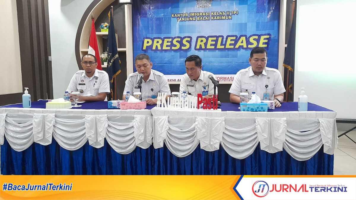capaian kinerja imigrasi karimun Kepala Kantor Imigrasi Kelas II B TPI Tanjung Balai Karimun Zulmanur Arif dan jajaran menggelar konferensi pers capaian kinerja selama periode semester I 2023 di kantornya, Rabu (21/6/2023). (JurnalTerkini.id/jansen)