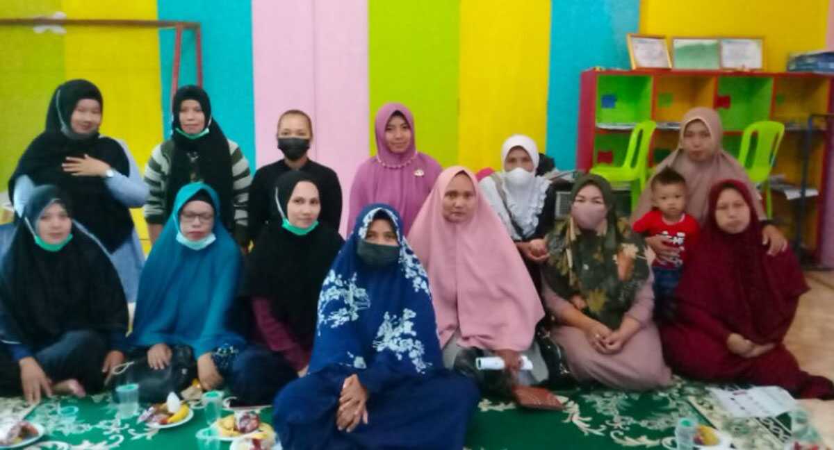 Ketua Komunitas Peduli Kampung Sendiri (KPKS) Bintan-Lingga, Fatmawati beserta pengurus lainnya berfoto usai peluncuran Relawan Cegah Stunting beberapa hari lalu. (kepri.siberindo.co)