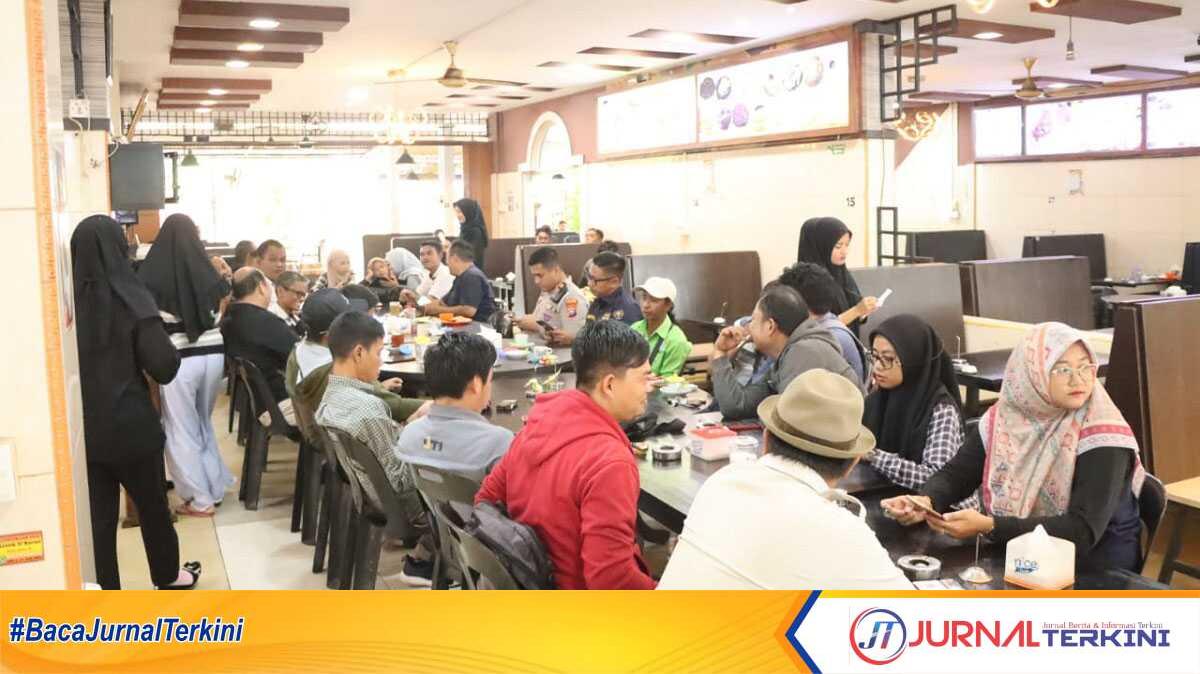 Ngopi santai bersama Kasat Lantas Polres Karimun: Bual-bual isu lalu lintas terkini. Puluhan wartawan ikut serta dalam ngopi santai atau ngopi pagi di Lucky Foodcourt, Tanjung Balai Karimun, Selasa (6/6/2023). (Dokumentasi Pribadi)
