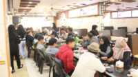 Ngopi santai bersama Kasat Lantas Polres Karimun: Bual-bual isu lalu lintas terkini. Puluhan wartawan ikut serta dalam ngopi santai atau ngopi pagi di Lucky Foodcourt, Tanjung Balai Karimun, Selasa (6/6/2023). (Dokumentasi Pribadi)