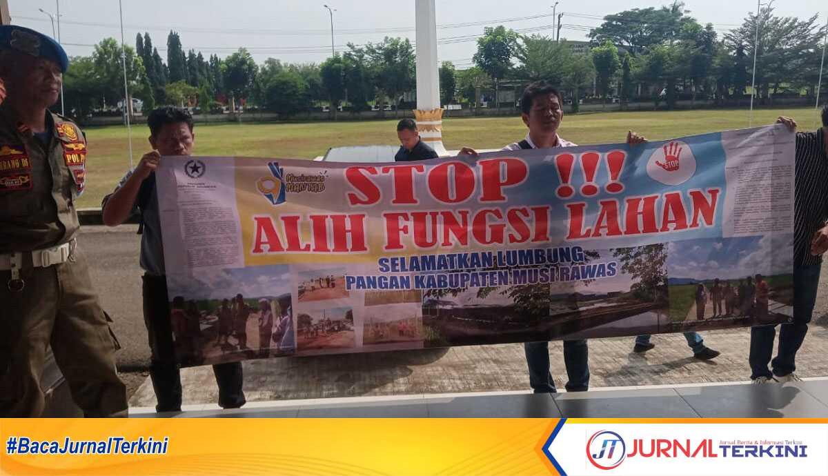 demo alih fungsi lahan di sumsel Aliansi Pemuda Peduli Pangan Kabupaten Musi Rawas (Mura) menggelar aksi unjuk rasa di halaman kantor Bupati Mura terkait Alih Fungsi Lahan, Senin (12/06/2023). (dok. Pribadi/abk)