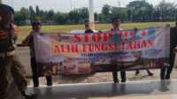 Aliansi Pemuda Peduli Pangan Kabupaten Musi Rawas (Mura) menggelar aksi unjuk rasa di halaman kantor Bupati Mura terkait Alih Fungsi Lahan, Senin (12/06/2023). (dok. Pribadi/abk)