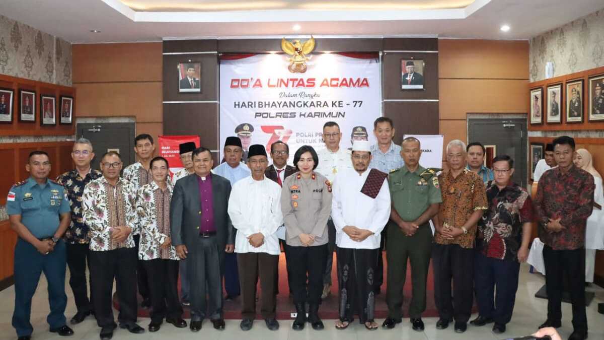 Wakapolres Karimun Kompol Petra CK Tumengkol dan sejumlah pejabat berfoto bersama para  pemuka agama  dalam acara doa lintas agama menyambut Hari  Bhayangkara ke-77 di Mapolres Karimun, Jumat (23/6/2023). (Dok. Humas Polres Karimun)