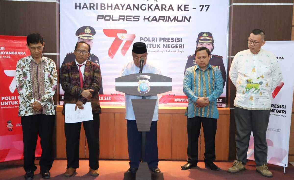 Lima pemuka agama bergantian memimpin doa sesuai agama masing-masing dalam acara doa lintas agama menyambut Hari Bhayangkara ke-77 di Mapolres Karimun, Jumat (23/6/2023). (Dok. Humas Polres Karimun)