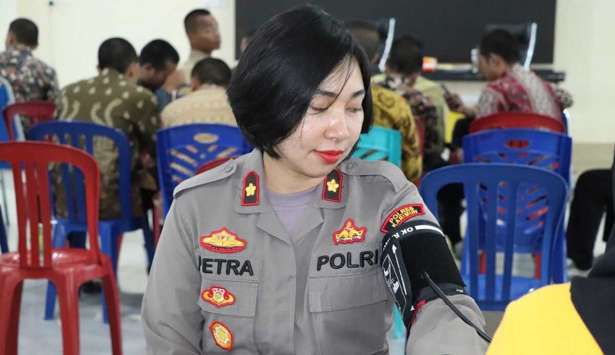 donor darah hari bhayangkara polres karimun Wakapolres Karimun Kompol Petra C.K.Tumengkol turut mendonorkan darahnya dalam donor darah menyambut Hari Bhayangkar ke-77 di Mapolres Karimun, Kamis (22/6/2023). (dok. Humas Polres Karimun)