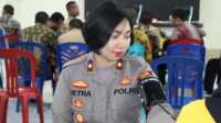 donor darah hari bhayangkara polres karimun Wakapolres Karimun Kompol Petra C.K.Tumengkol turut mendonorkan darahnya dalam donor darah menyambut Hari Bhayangkar ke-77 di Mapolres Karimun, Kamis (22/6/2023). (dok. Humas Polres Karimun)