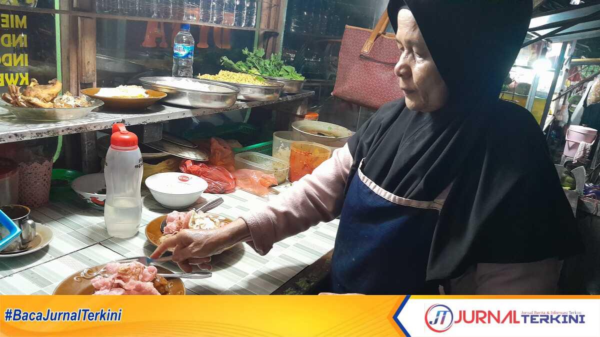 Gado-gado kuliner khas Bukittinggi, menu favorit Stan Dyna di pusat kuliner Taplau, Taman Bunga, Tanjung Balai Karimun. (JurnalTerkini.id/putri)