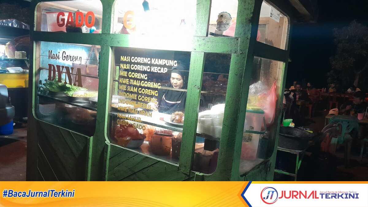 Stan atau gerobak Dyna menyediakan 10 jenis menu makanan di pusat kuliner Taplau, Taman Bunga, Tanjung Balai Karimun setiap malam. Gad-gado jadi favorit pengunjung. (JurnalTerkini.id/Putri)