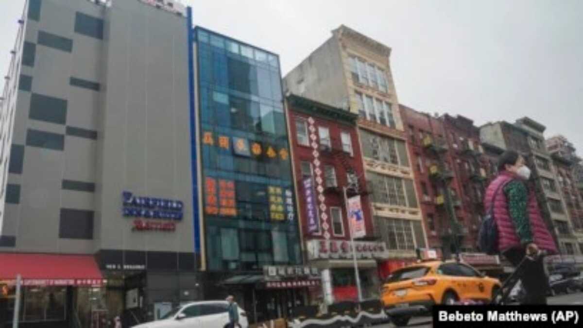 Gedung kaca dengan enam lantai (kedua dari kiri) yang terletak di kawasan Pecinan New York, diyakini sebagai kantor polisi asing milik China, tampak dalam foto yang diambil pada 17 April 2023. (Foto: AP/Bebeto Matthews)