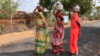 gelombang panas di india Tiga wanita berjalan sambil membawa kendi berisi air minum pada suatu sore musim panas yang terik di Lalitpur, negara bagian Uttar Pradesh, India, Sabtu, 17 Juni 2023. (AP/Rajesh Kumar Singh)