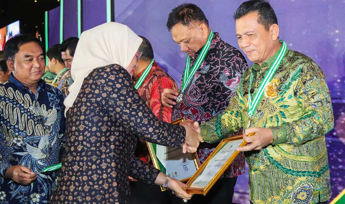 Gubernur Kepri Ansar Ahmad menerima penghargaan sebagai pembina K3 terbaik dari Menaker Ida Fauziyah di Jakarta, Kamis (22/6/2023). (kepriprov.go.id)