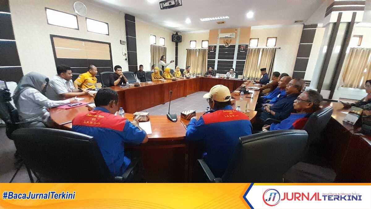 hearing pt Karimun granite Ketua DPRD Karimun M Yusuf Sirat didampingi Ketua Komisi I Sulfanow Putra dan sejumlah anggota dewan memimpin hearing atau rapat dengar pendapat terkait pengaduan pekerja PT Karimun Granite yang dirumahkan, di ruang Banmus DPRD Karimun, Selasa (20/6/2023). (JurnalTerkini.id/Yogi)